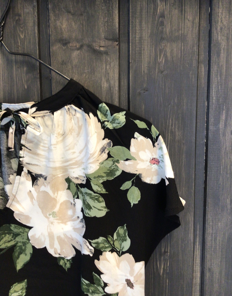 Hovedbilde Bymmjoella Vneck top 20814523 - Black roses 204595
