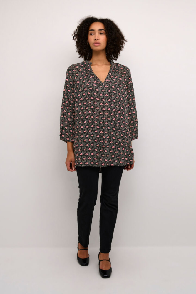 Hovedbilde KAAmber Frill Tunic 10509127 - Black/Pink Flowers 106477