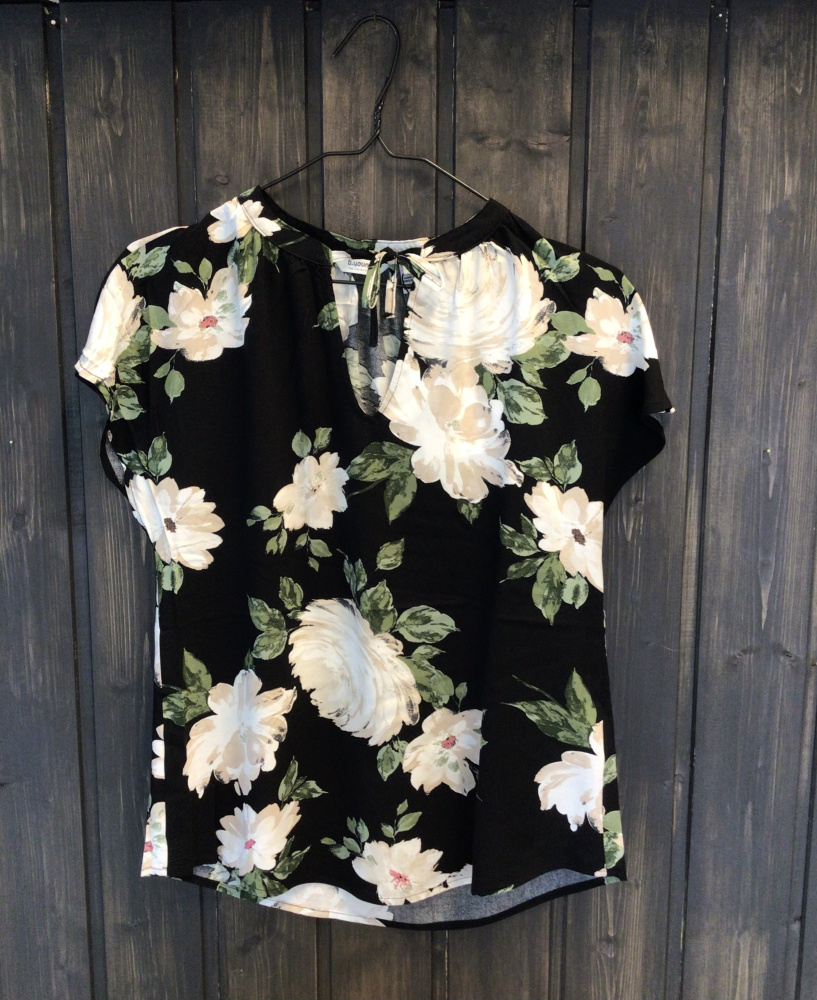 Hovedbilde Bymmjoella Vneck top 20814523 - Black roses 204595